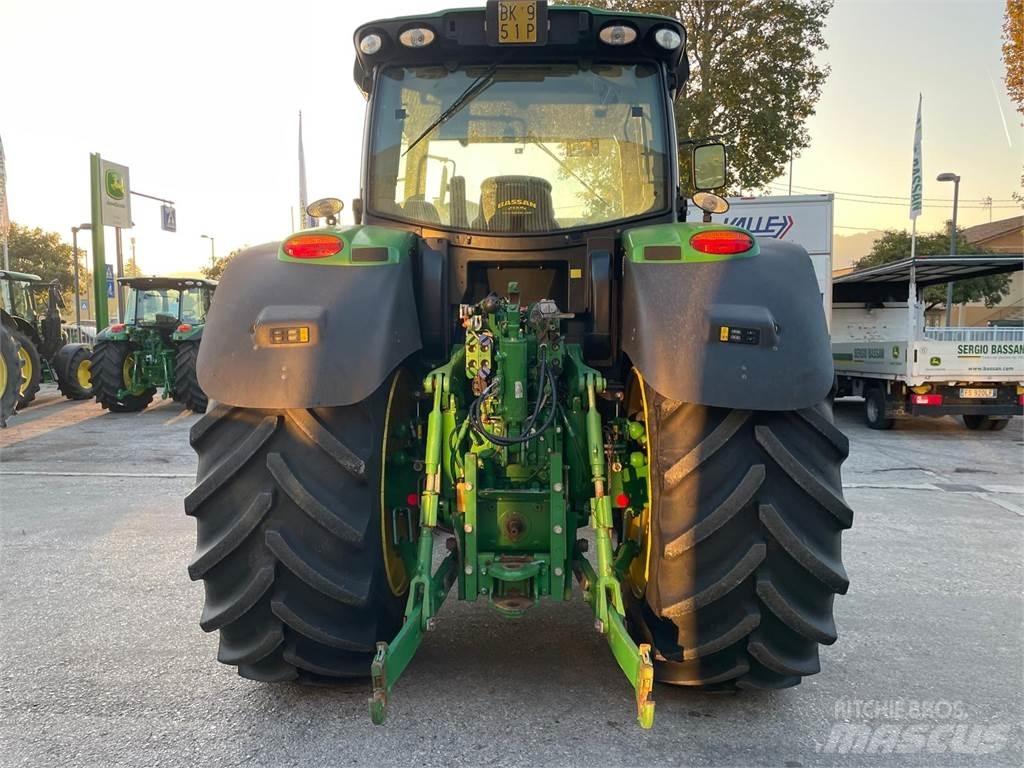 John Deere 6210 R Traktory