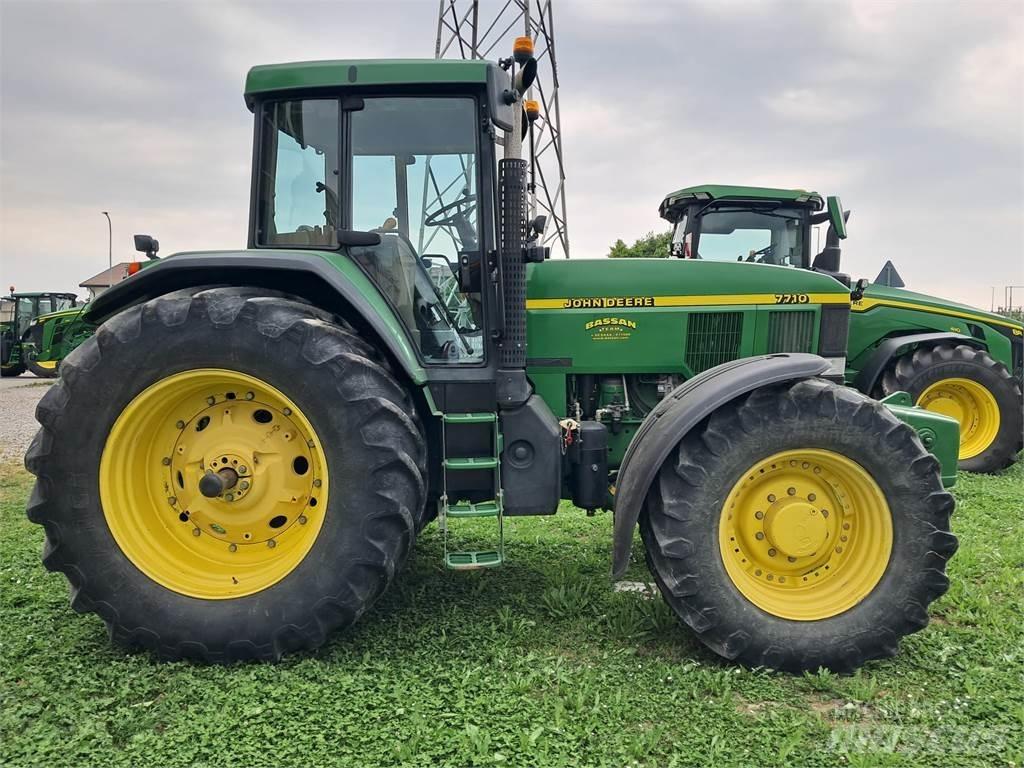 John Deere 7710 Traktory