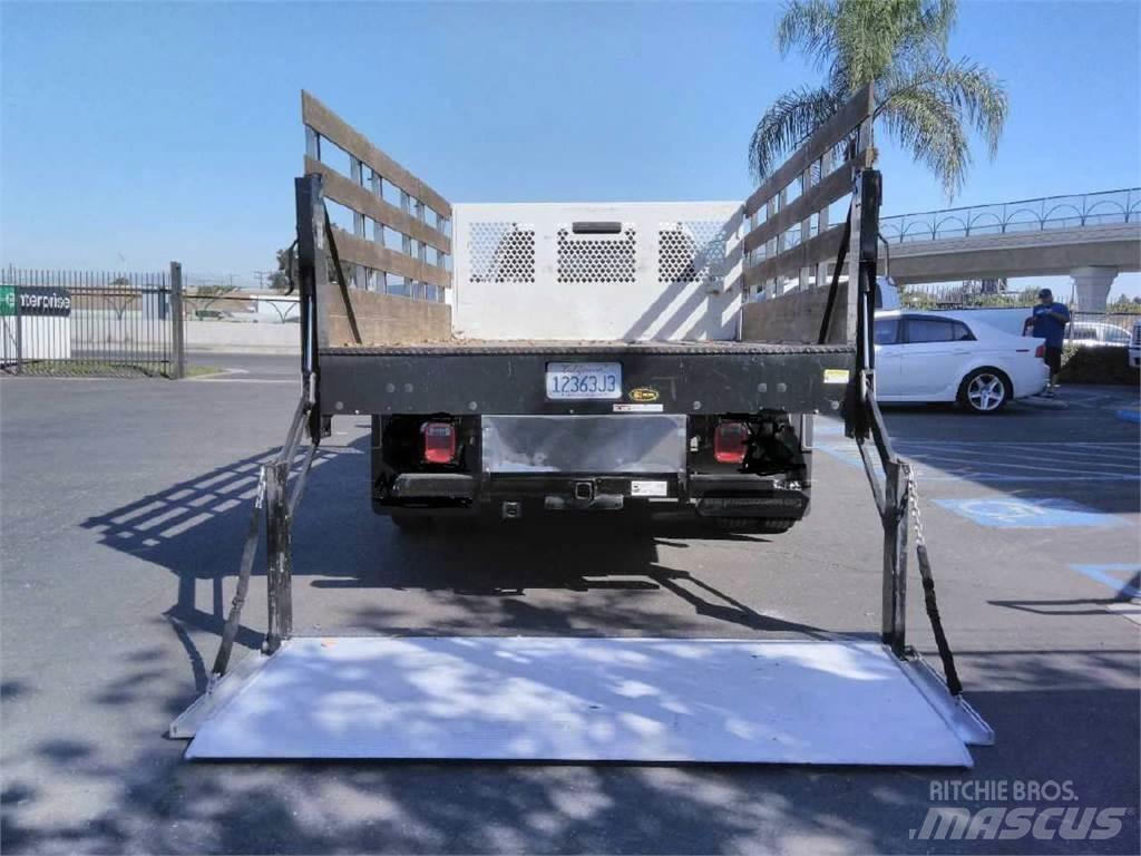 Ford F550 CREW CAB 4 Skříňová nástavba