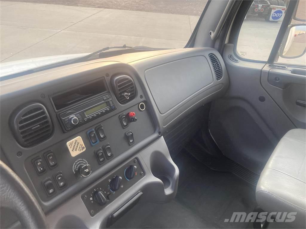 Freightliner M2 106 Nákladní vozidlo bez nástavby