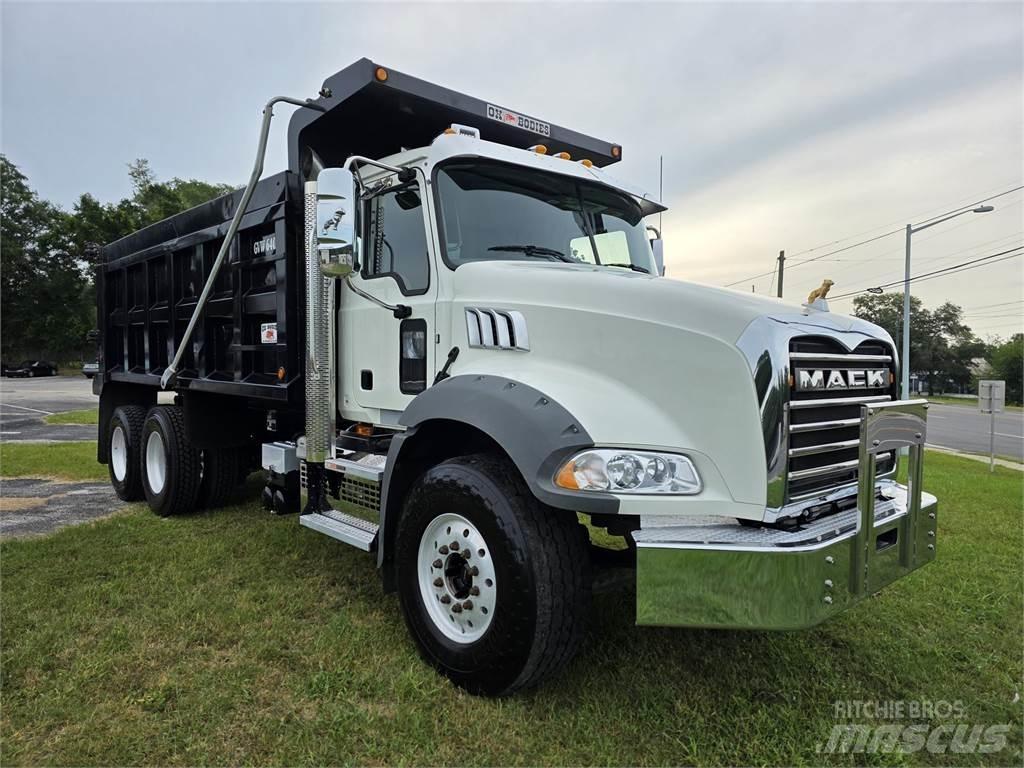 Mack GR64B Sklápěče