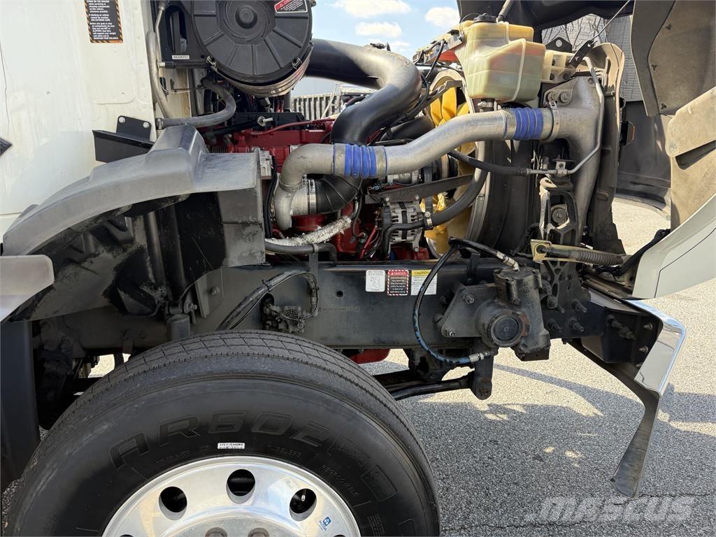 Mack GR64B9 Skříňová nástavba