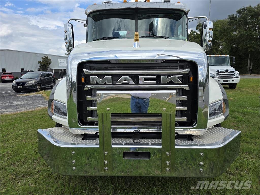 Mack GR64BR Sklápěče