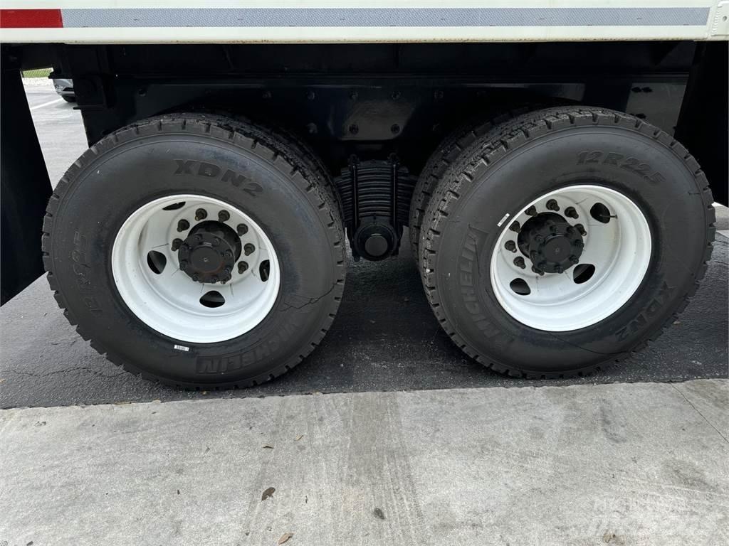Mack GR64BRX Sklápěče
