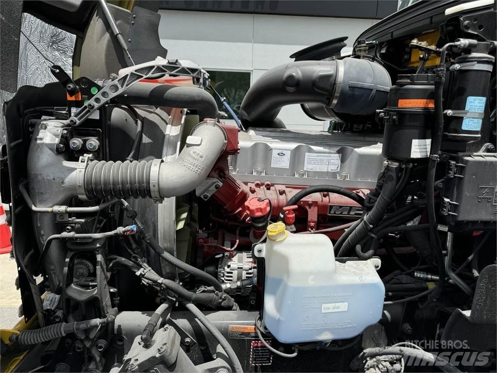 Mack GR64BRX Sklápěče