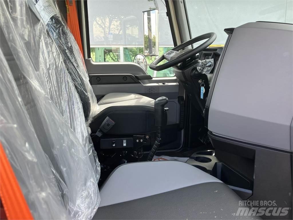 Mack GR64BX Sklápěče