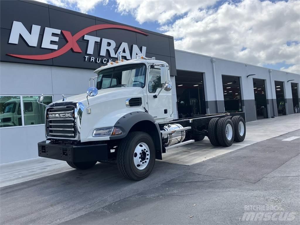 Mack GR64BX Sklápěče
