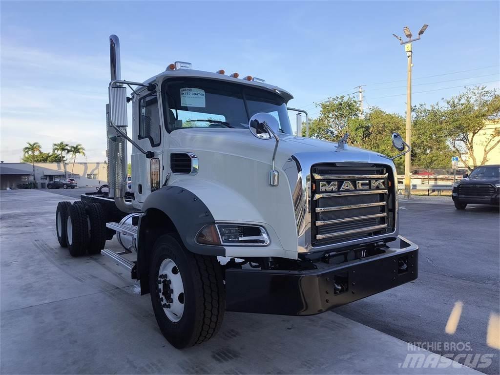 Mack GR64BX Sklápěče