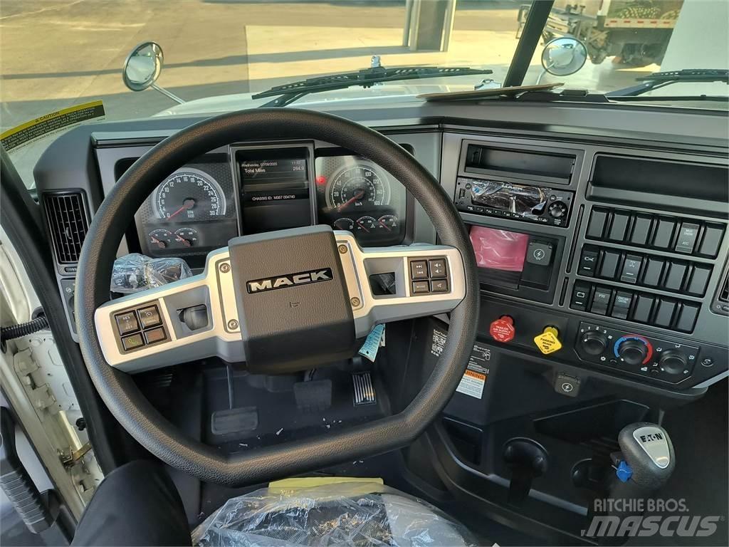 Mack GR64BX Sklápěče