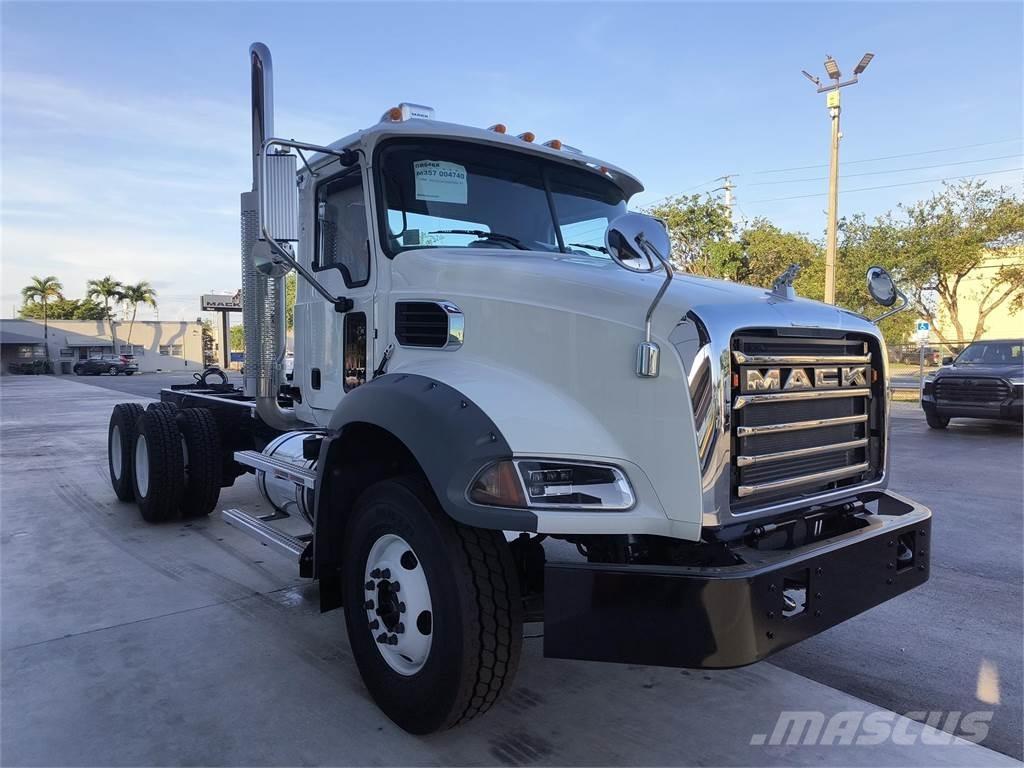 Mack GR64BX Sklápěče