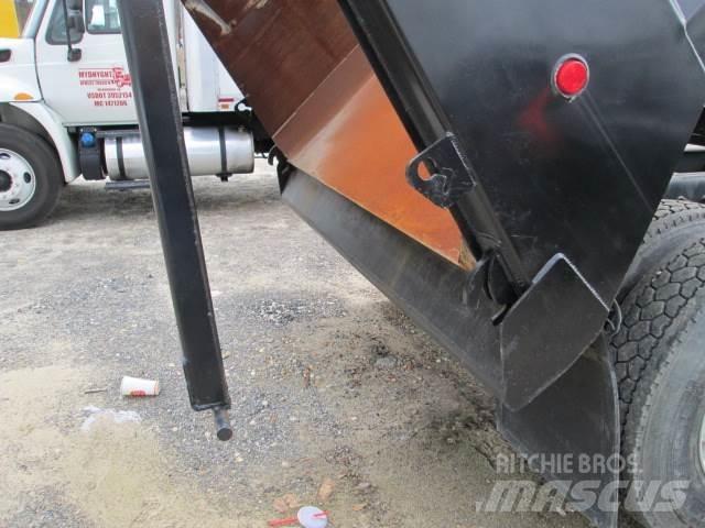 Mack GR64F Sklápěče