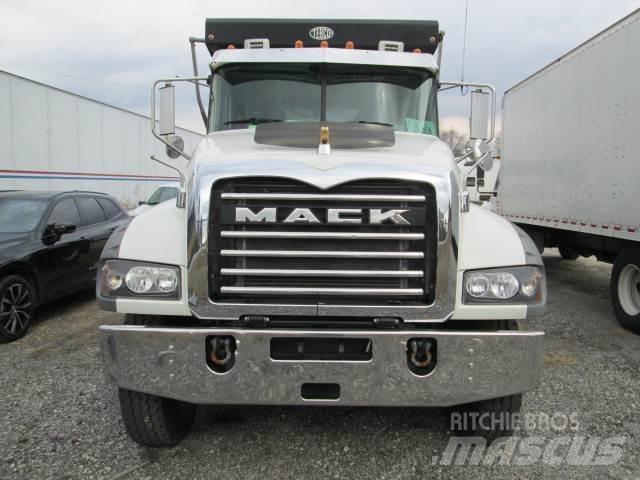 Mack GR64F Sklápěče