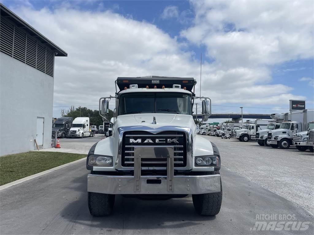 Mack GR64F Sklápěče