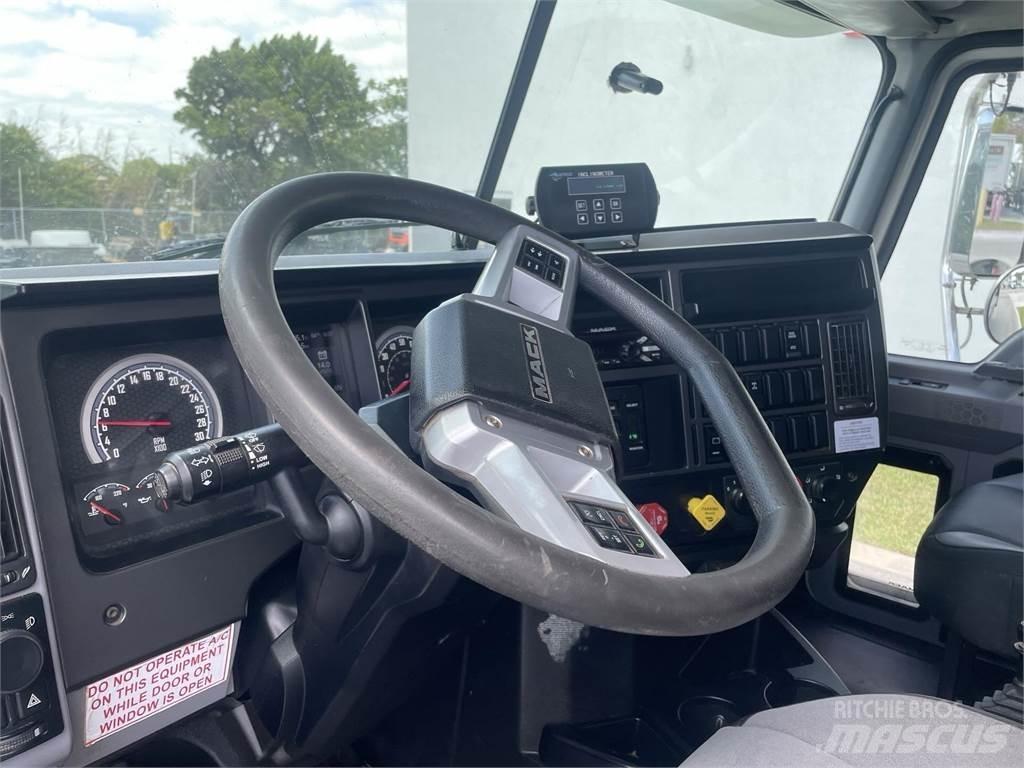 Mack GR64F Sklápěče