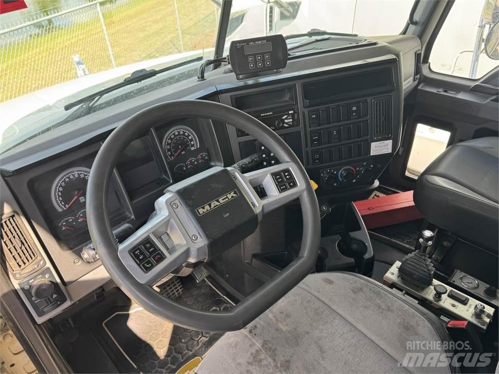 Mack GR64F Sklápěče