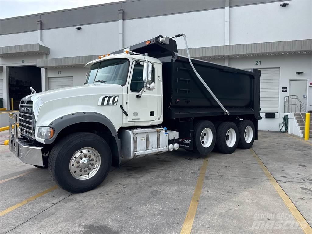 Mack GR64F Sklápěče