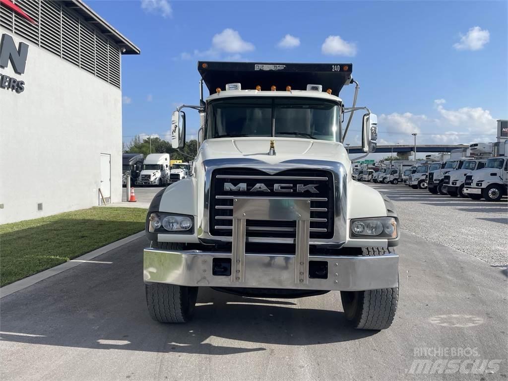 Mack GR64F Sklápěče