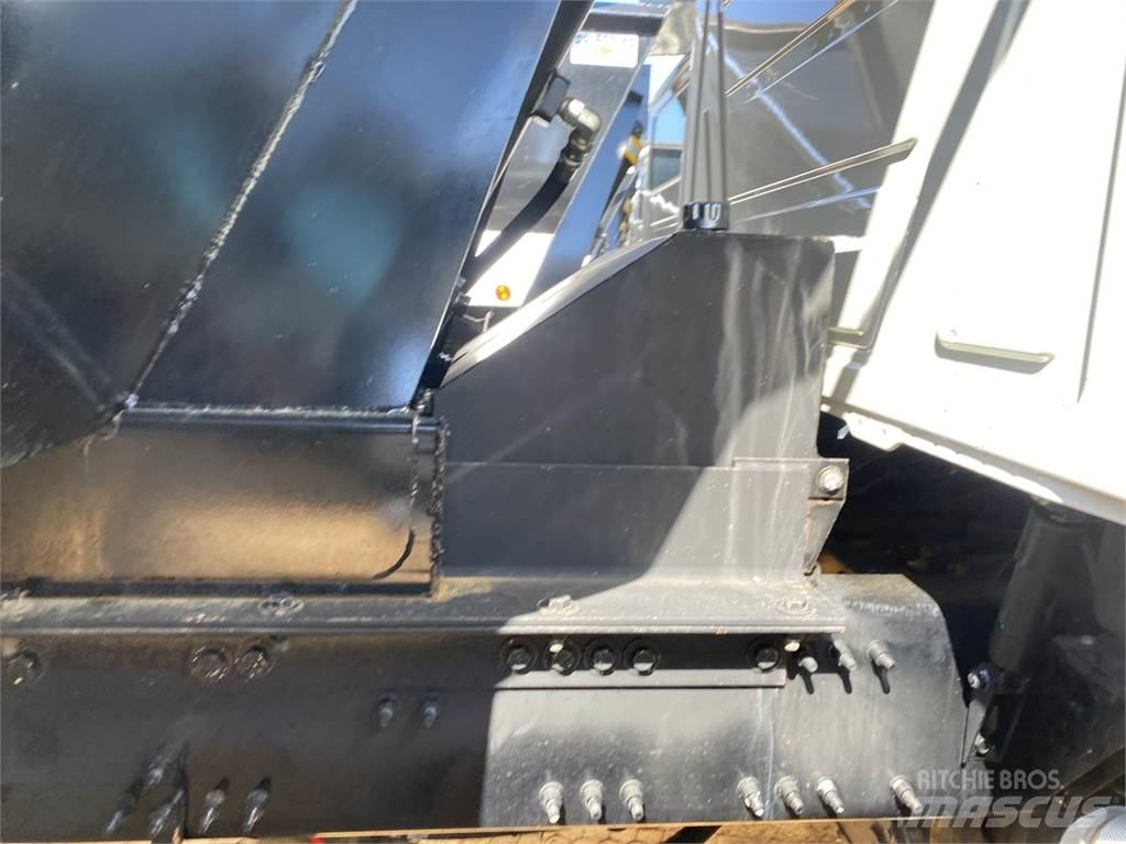 Mack GR64F Sklápěče