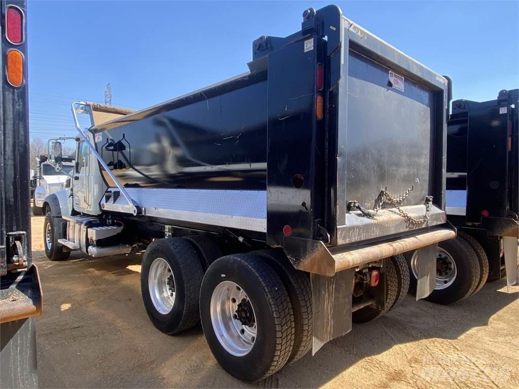Mack GR64F Sklápěče