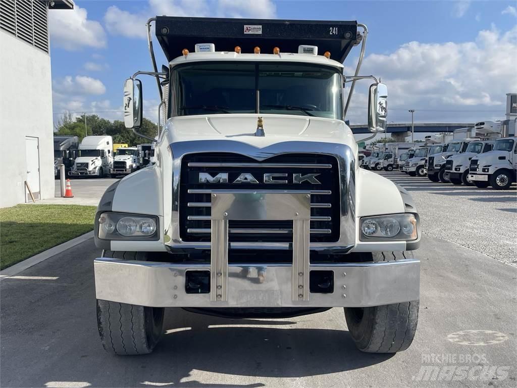 Mack GR64F Sklápěče