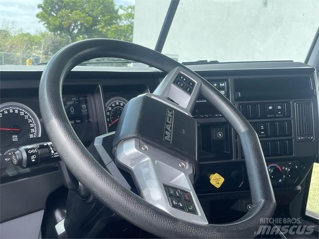 Mack GR64F Sklápěče