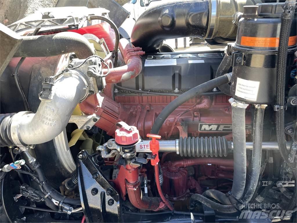 Mack GR64F Hákový nosič kontejnerů