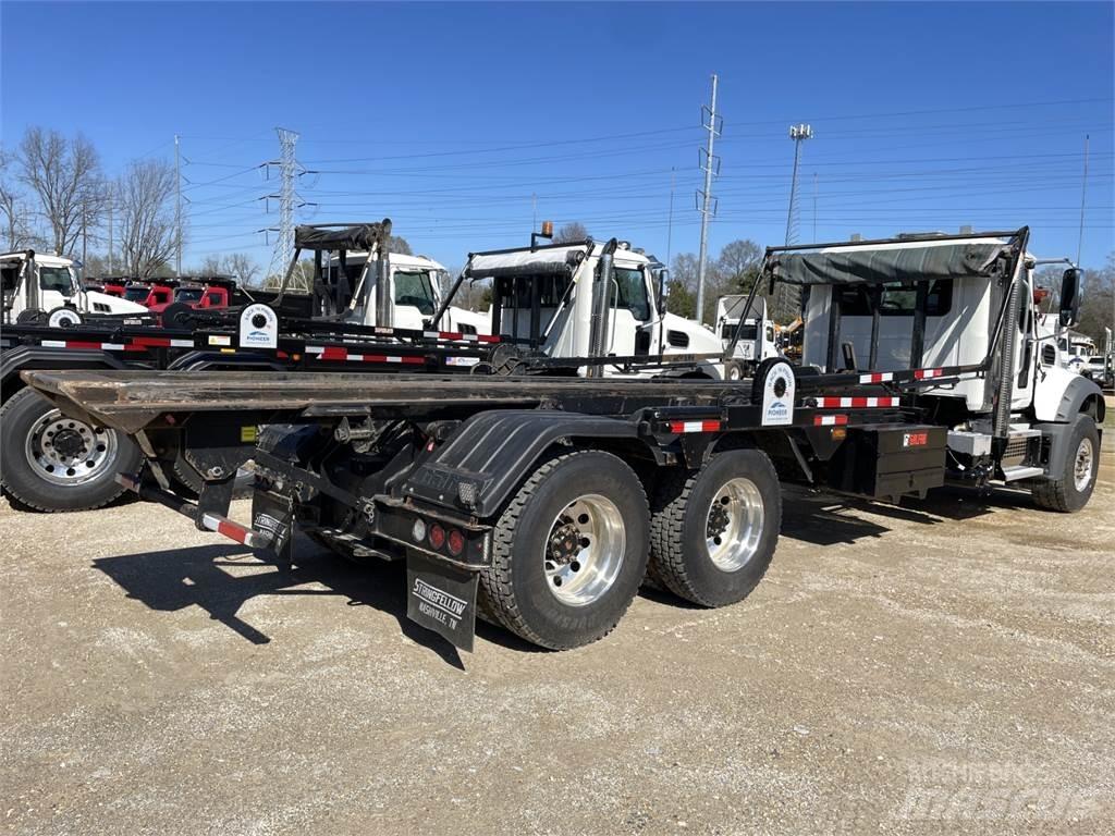 Mack GR64F Hákový nosič kontejnerů