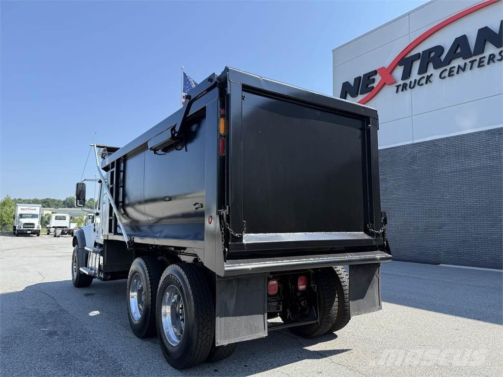 Mack GR64F Sklápěče