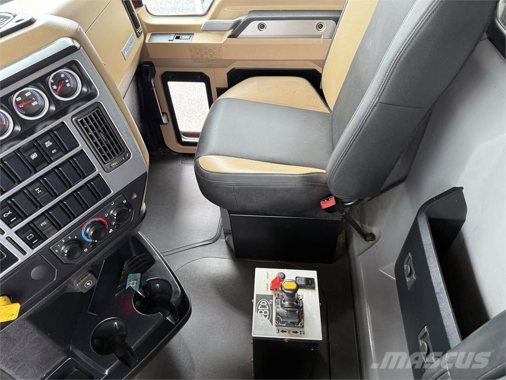 Mack GR64F Sklápěče
