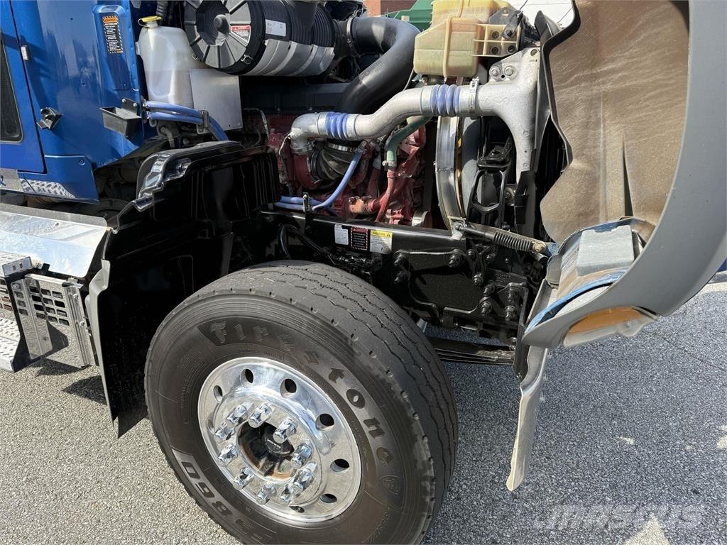Mack GR64F Sklápěče