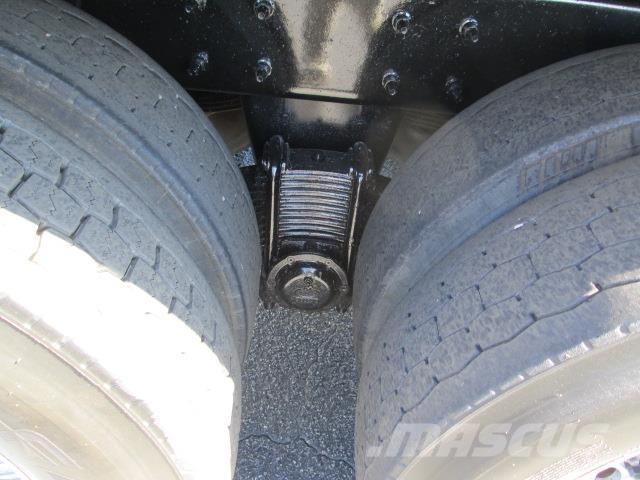 Mack GR64F Sklápěče