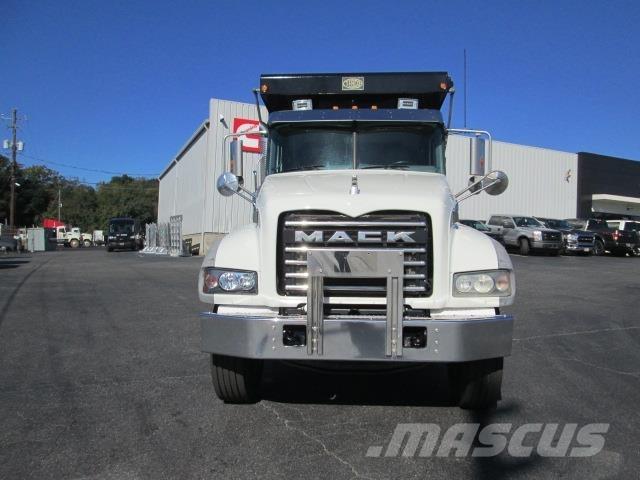 Mack GR64F Sklápěče