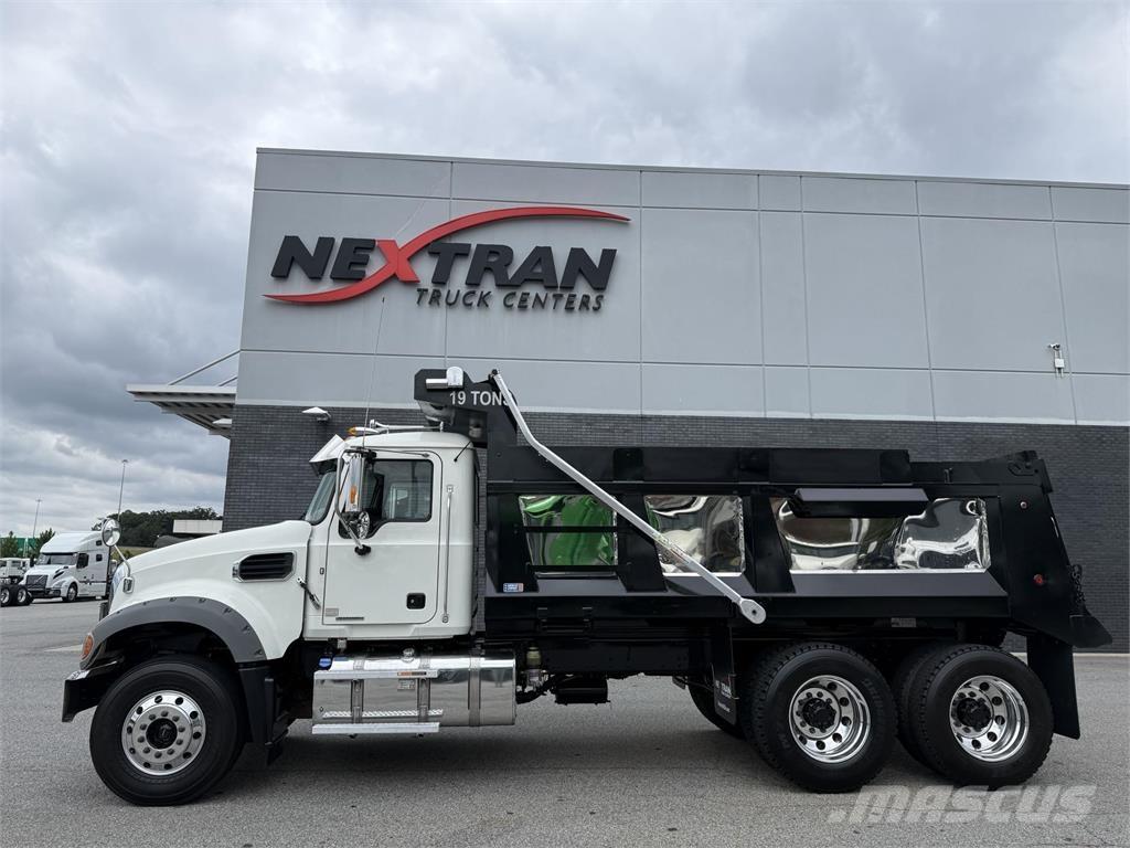 Mack GR64F Sklápěče