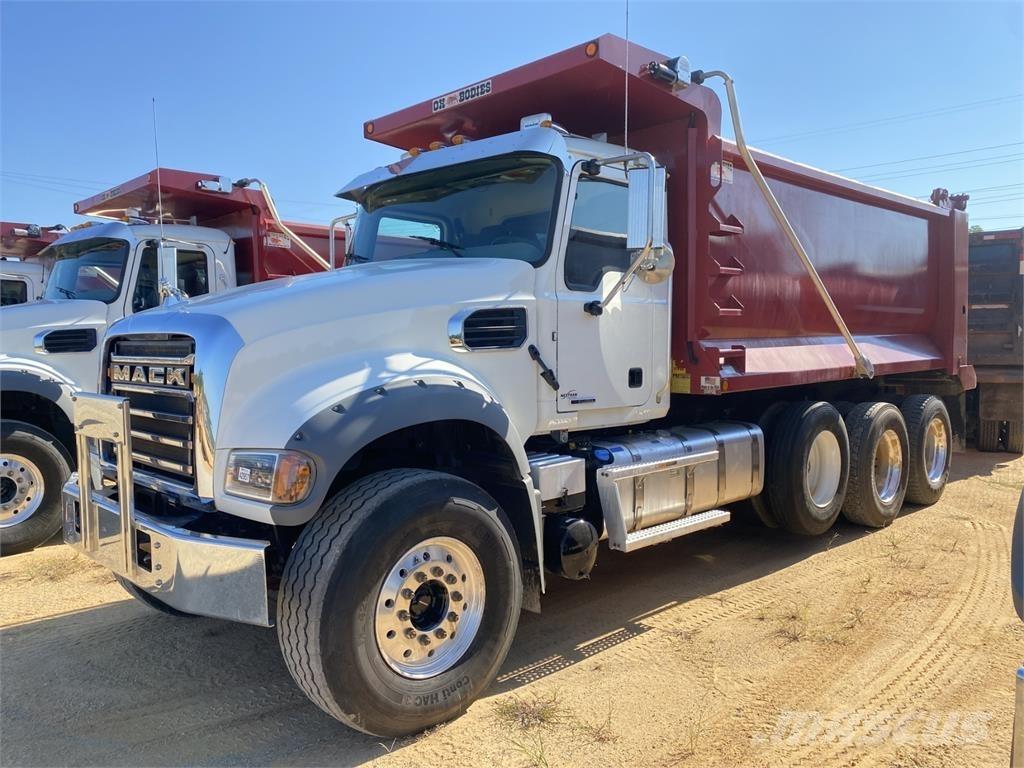 Mack GR64F Sklápěče