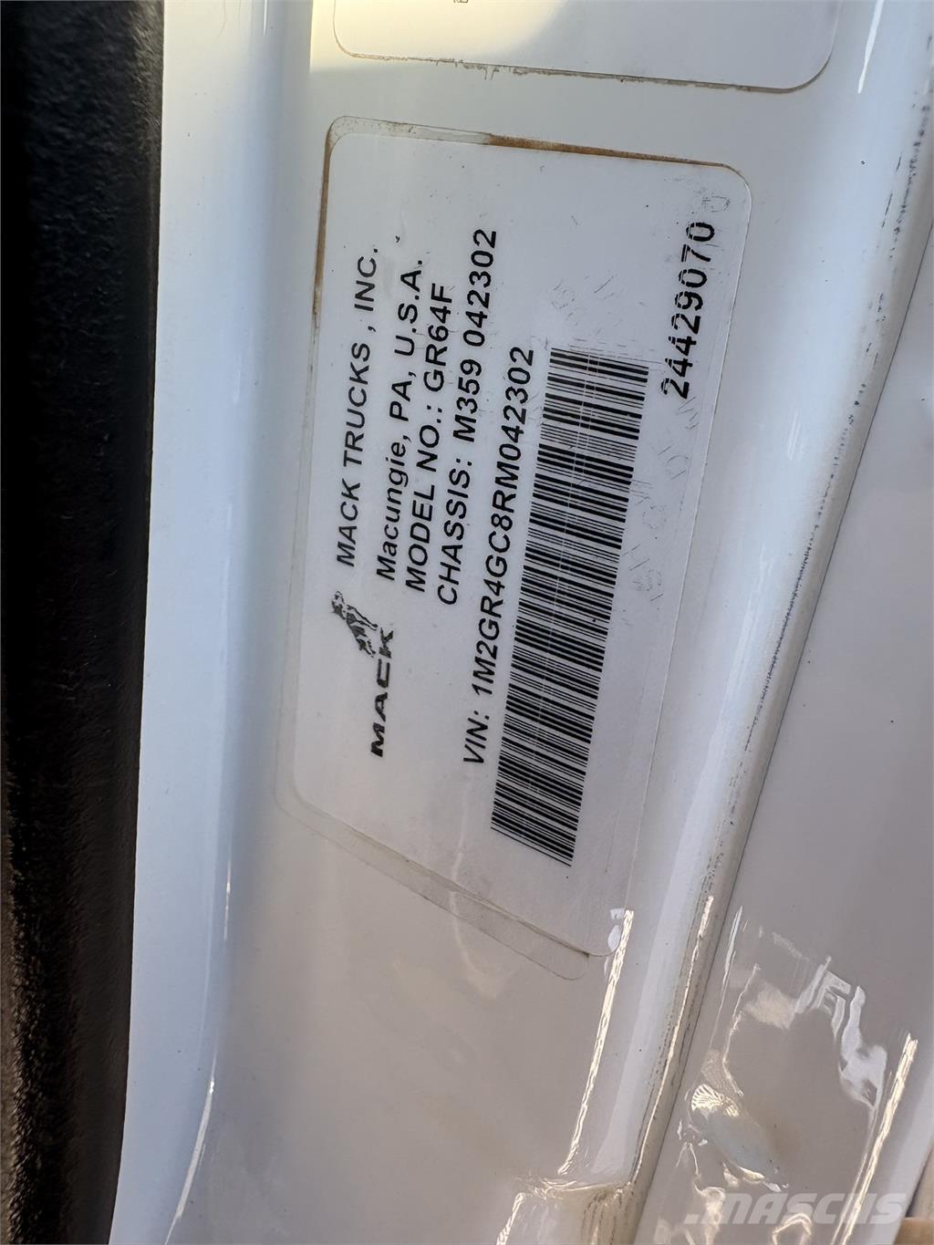 Mack GR64F Sklápěče