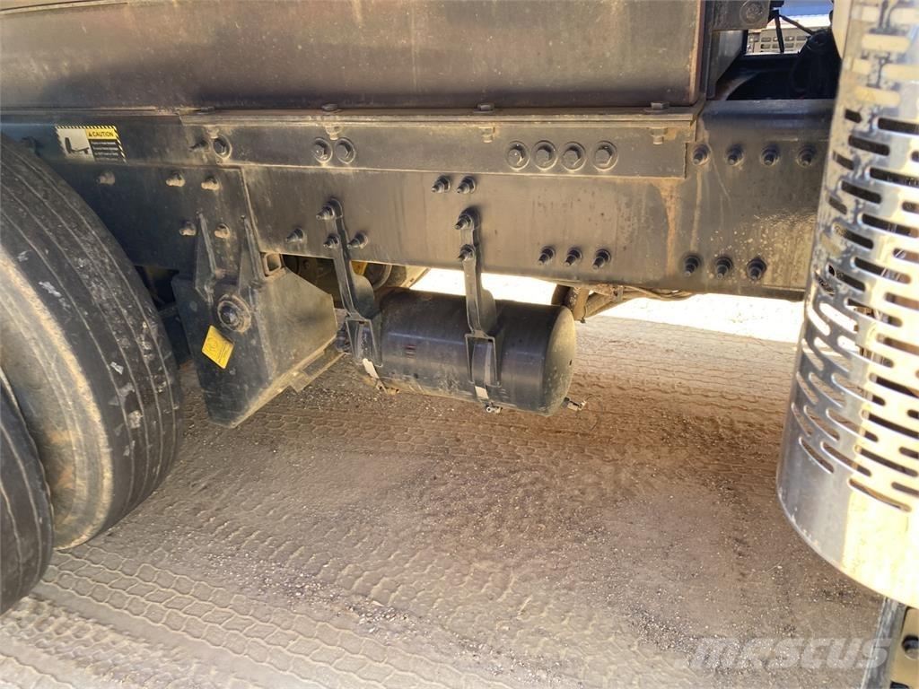 Mack GR64F Sklápěče