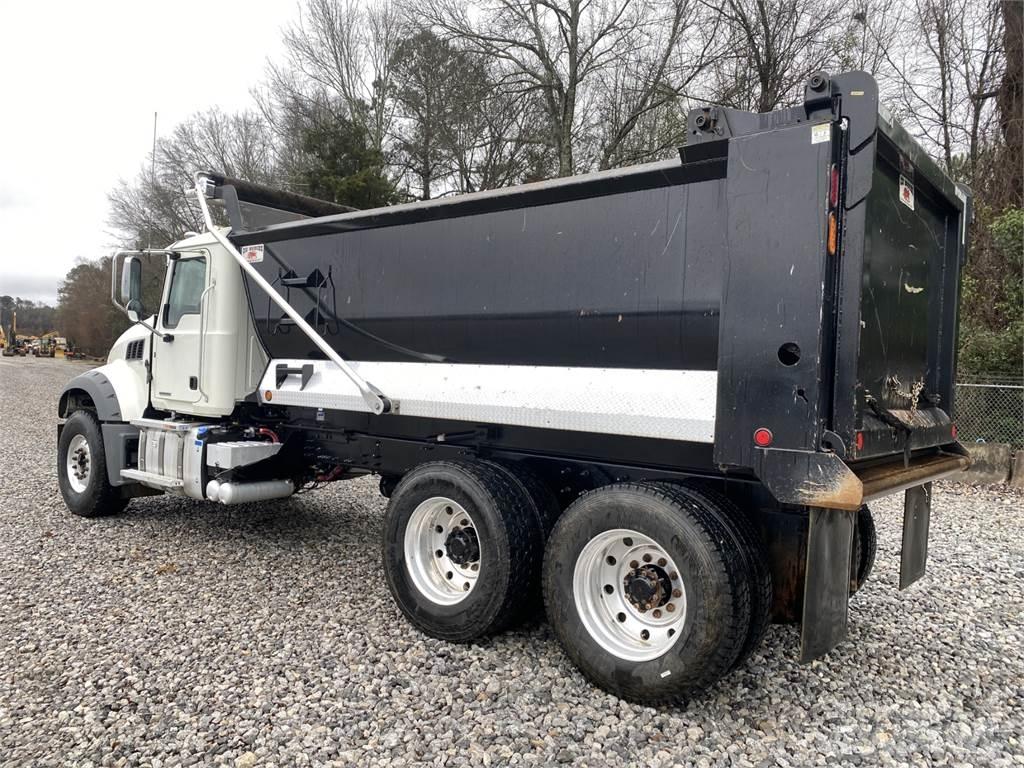 Mack GR64FR Sklápěče