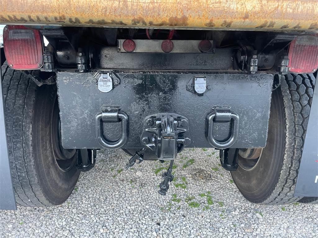 Mack GR64FR Sklápěče