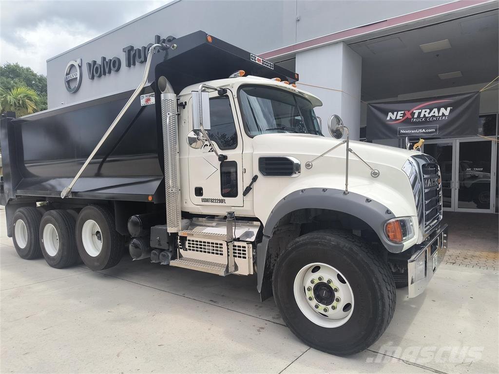 Mack GR64FR Sklápěče