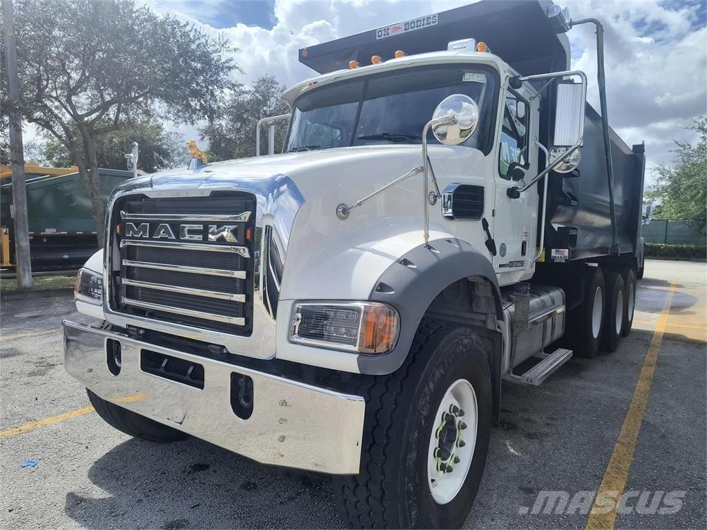 Mack GR64FR Sklápěče