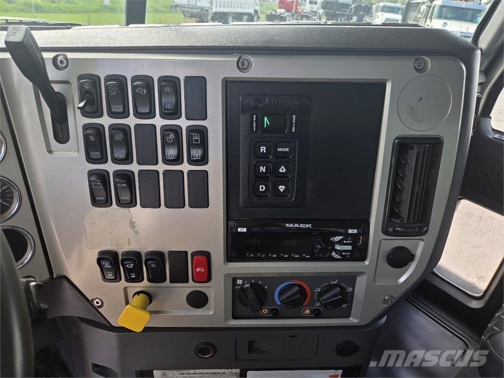 Mack GU813 Sklápěče