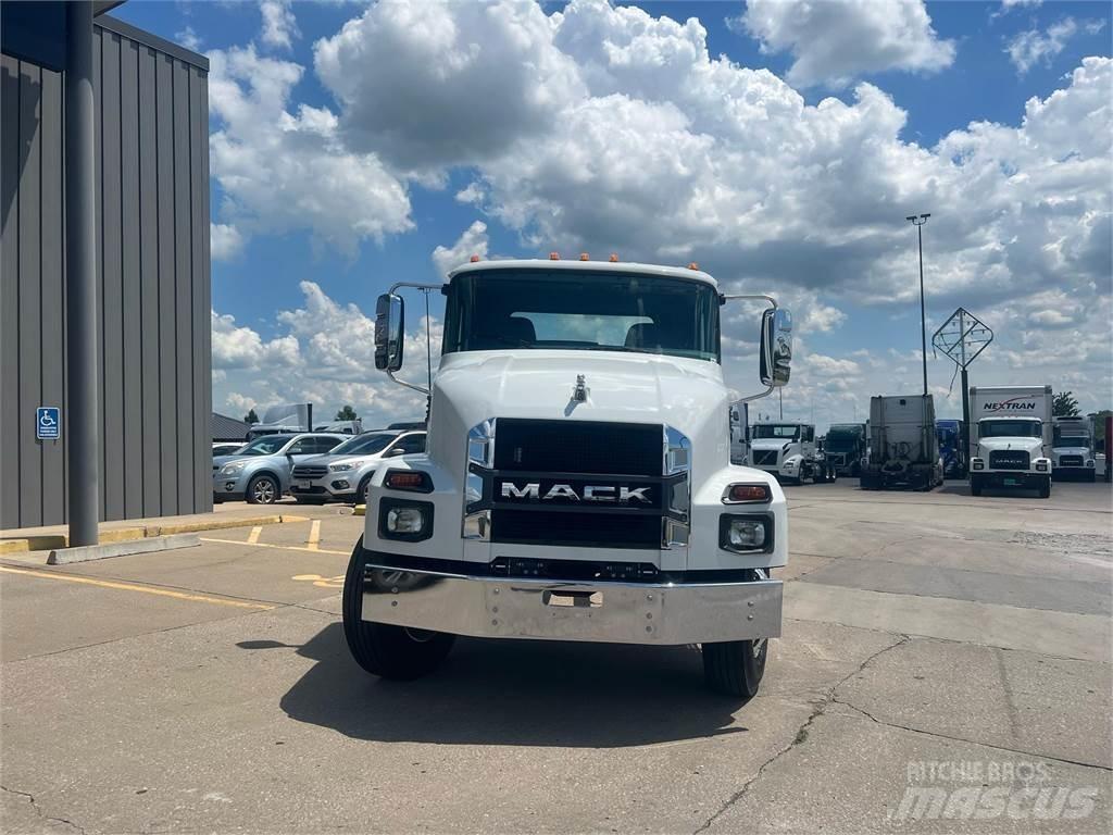 Mack MD742 Nákladní vozidlo bez nástavby