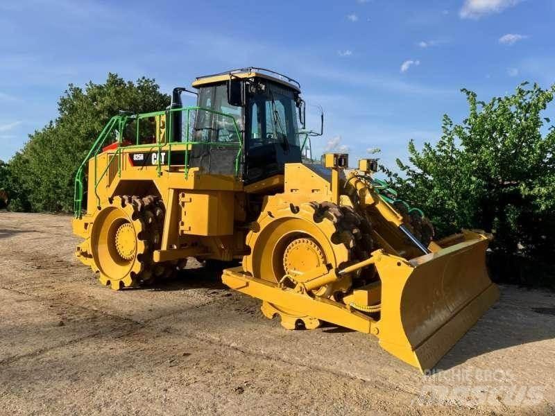 CAT 825H Skládkové kompaktory
