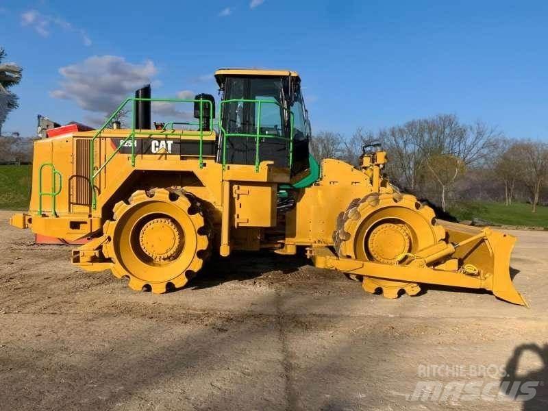 CAT 825H Skládkové kompaktory