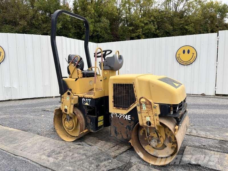 CAT CB-224E Půdní kompaktory