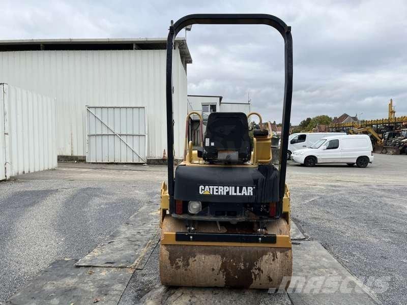 CAT CB-224E Půdní kompaktory