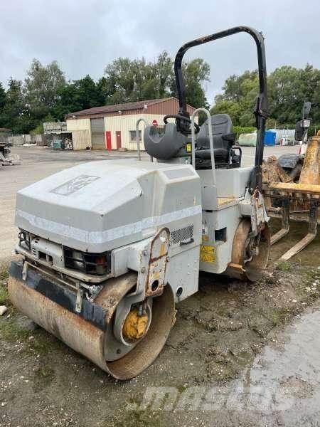 CAT CB224 Půdní kompaktory