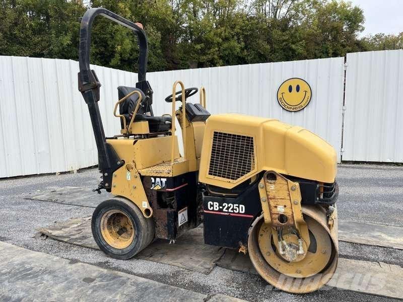 CAT CB225D Půdní kompaktory