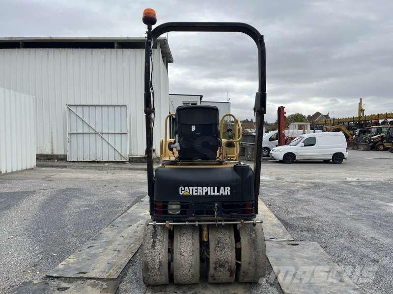 CAT CB225D Půdní kompaktory