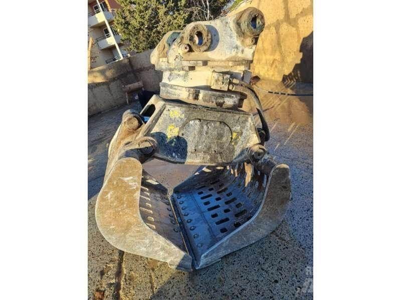 CAT MH3022 Stroje pro manipulaci s odpadem